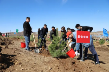 盟信访局参加春季义务植树活动